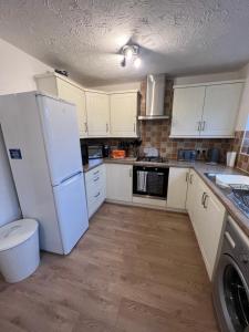 Cuisine ou kitchenette dans l'établissement Chase View - Dog Friendly - Close to Cannock Chase - Great Motorway Links - Perfect for contractors and leisure