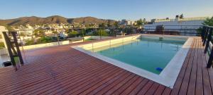 una piscina en la azotea de un edificio en Centro Carlos Paz 1 dormitorio en Villa Carlos Paz