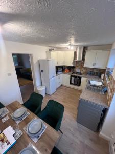 an overhead view of a kitchen with a table and chairs at Chase View - Dog Friendly - Close to Cannock Chase - Great Motorway Links - Perfect for contractors and leisure in Hednesford