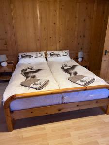 Hotel und Restaurant Alpina房間的床
