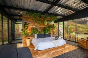 1 dormitorio con 1 cama en una habitación con ventanas en Bio Habitat hotel, en Armenia