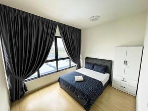 1 dormitorio con cama y ventana grande en Cozy & Comfy Home Dsara Sentral Opposite MRT en Sungai Buluh