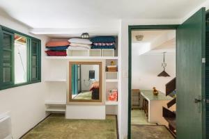 a room with a hallway with a mirror and a sink at Delba Costa Smeralda - Barra do Una in Barra do Una