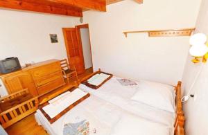 Schlafzimmer mit einem Bett, einem Schreibtisch und einem TV in der Unterkunft Hotel Apollon in Bakuriani