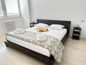 um quarto com uma cama com duas toalhas em FEEL - Casa di Luce em Bérgamo