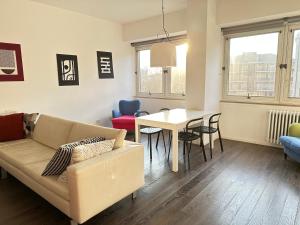 sala de estar con sofá y mesa en FEEL - Casa di Luce, en Bérgamo