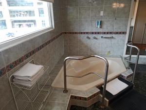 CumbayáにあるHotel Sumaq Kayの浴槽と洗面台と窓のあるバスルーム +37枚の写真
