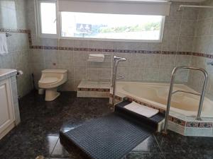 łazienka z wanną, toaletą i umywalką w obiekcie Hotel Sumaq Kay w mieście Cumbayá
