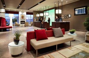 een lobby met een rode bank in een hotel bij Hotel Ruby Foo's in Montreal