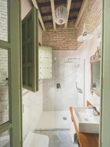 Łóżko lub łóżka w pokoju w obiekcie Judería de Sevilla IV Luxury Apartments