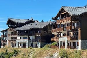 un gran edificio de apartamentos en la cima de una colina en La Perle des Alpes C10 Apart.4* #Yolo Alp Home en Villard-sur-Doron