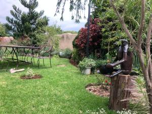 un jardín con una estatua en el césped en 1 bed apartment in Mount Pleasant Heights - 2013 en Kingsmead