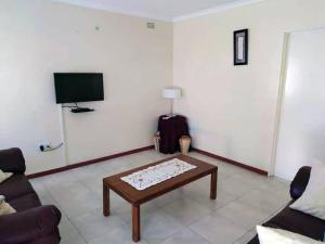 Gallery image of 2 bed guesthouse in Mabelreign - 2012 in Harare +5 photos
