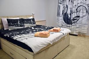 una camera da letto con un letto con asciugamani sopra di City SMART a Niš