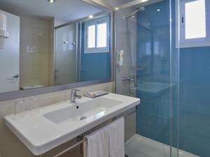 Koupelna v ubytování BQ Delfín Azul Hotel