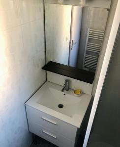 A bathroom at Appartement duplex lumineux idéalement situé