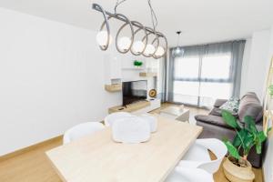 un salon blanc avec une table et des chaises dans l'établissement Expoholidays - Primera línea de playa Villapepita PARKING gratis, à Almería