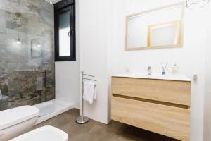 une salle de bain avec un lavabo, des toilettes et une douche dans l'établissement Expoholidays - Primera línea de playa Villapepita PARKING gratis, à Almería 28 autres photos