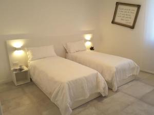 - une chambre avec 2 lits et une photo sur le mur dans l'établissement fuORIOrbita, à Orio al Serio