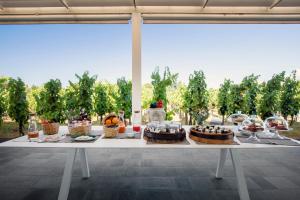 stół z jedzeniem na górze w polu w obiekcie Tenuta di Castellaro Winery & Resort w mieście Lipari