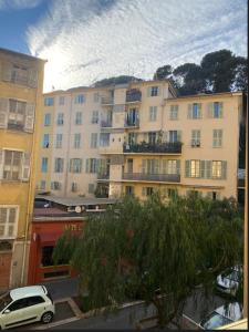 Studio Nice Le Palais, avec cuisine et espace repas separes, dans immeuble nicois, Port de Nice, Vieux Nice, Place du pin et Garibaldi, Colline du chateau, a 2 minutes de la promenade des Anglais