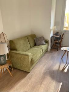 Studio Nice Le Palais, avec cuisine et espace repas separes, dans immeuble nicois, Port de Nice, Vieux Nice, Place du pin et Garibaldi, Colline du chateau, a 2 minutes de la promenade des Anglais