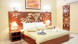 A bed or beds in a room at Pirogue Lodge