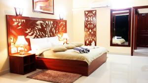 A bed or beds in a room at Pirogue Lodge