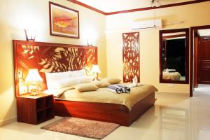 A bed or beds in a room at Pirogue Lodge