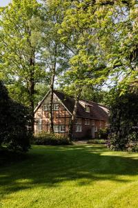 a house in the middle of a yard with trees at Thuers im Busch - Upkammer in Münster