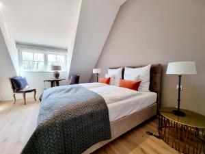ein Schlafzimmer mit einem Bett, einem Stuhl und einem Fenster in der Unterkunft Thuers im Busch - Upkammer in Münster