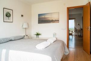 フェレルにあるBest Houses 06 - Gorgeous - Stunning Sea Viewのベッドルーム1室(ベッド1台、タオル2枚付)