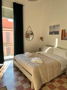 een slaapkamer met een bed met handdoeken erop bij Bonadies64 B&B in Salerno