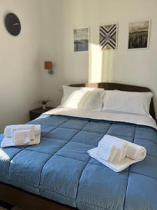 A bed or beds in a room at Bonadies64 B&B