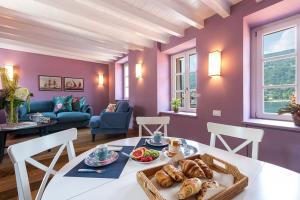 een woonkamer met een tafel met een bord brood bij Isola Bella Apartments - Via Villa 28 in Stresa