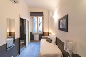 羅馬的住宿－拉卡薩迪艾米旅館，小房间设有床和沙发