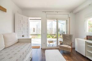 una camera da letto con un letto, una scrivania e una finestra di Can Juancho: casita de playa en la Costa dorada a Tarragona