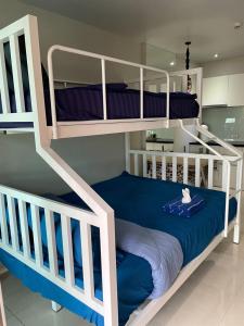 Postel nebo postele na pokoji v ubytování Atlantis Condo Resort jomtien