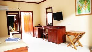 A television and/or entertainment centre at Pirogue Lodge