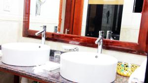 A bathroom at Pirogue Lodge