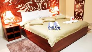 A bed or beds in a room at Pirogue Lodge