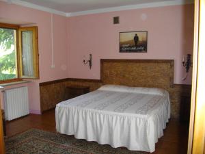 a bedroom with a bed and a picture on the wall at La Martinella in Canelli