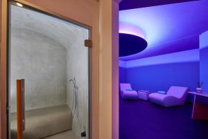 a room with purple furniture and a purple ceiling at Park Hotel I Lecci in San Vincenzo