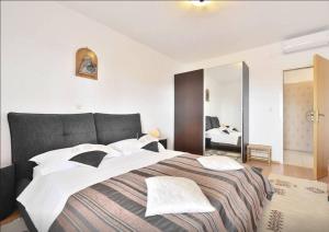 Postel nebo postele na pokoji v ubytování Apartments Sanda
