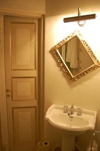 baño con lavabo y espejo en la pared en La Corte, en Tolentino