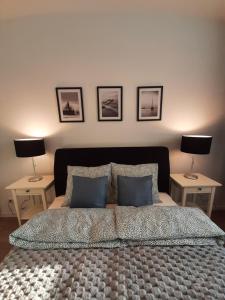 sypialnia z dużym łóżkiem z 2 lampami na ścianie w obiekcie DĘBOWA KUTNO w Kutnie