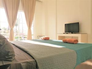 een slaapkamer met een bed met 2 oranje kussens erop bij Art Villa in Punta Cana