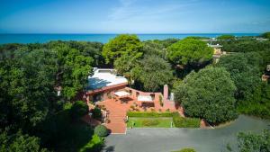 an aerial view of a house with a garden at Park Hotel I Lecci in San Vincenzo