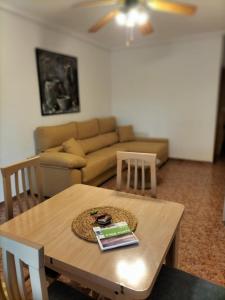 ein Wohnzimmer mit einem Tisch und einem Sofa in der Unterkunft Aitana Apartment in Gran Alacant