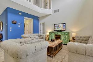 een woonkamer met twee banken en een open haard bij Mickeys Sunspot - 6 bed Emerald Island Resort pool home in Kissimmee